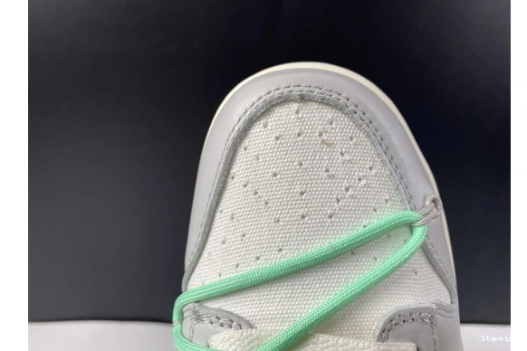 DM1602-114 Nike 4 Lot Low Dunk O-W 0205